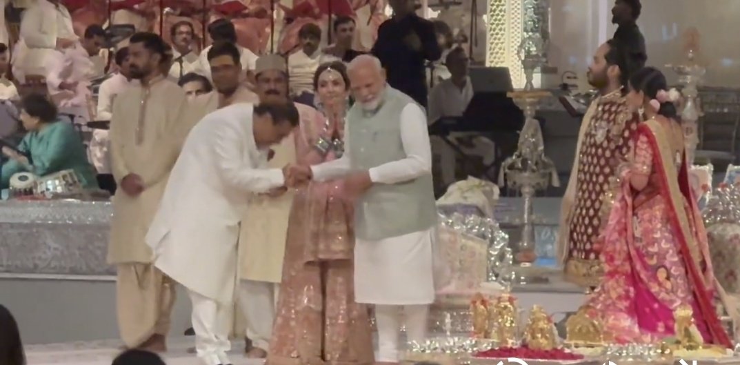 iPiyushSingh's tweet image. कहने का मतलब ये है कि  अगर  आप मोदीजी ❤️हैँ तो , दुनिया भर को नचाने वाला  भी 90 डिग्री पर झुकता है.. ❤️🔥
#ModiMagic