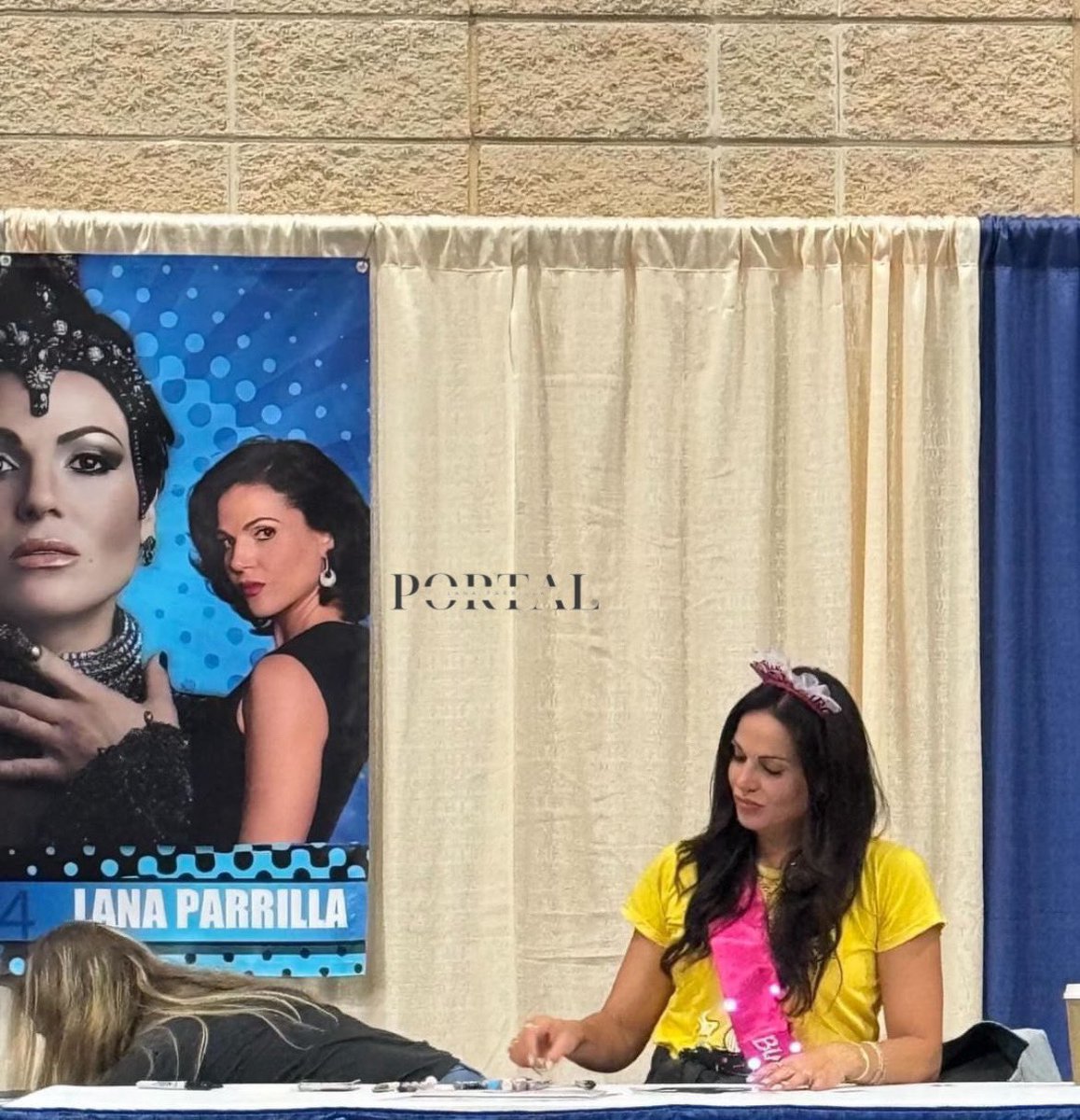 Lana Parrilla hoje mais cedo durante a sessão de autógrafos na Fanboy Expo em Knoxville, TN, ela já deixou a convenção. 💕✨

📸: <a href="/trac08/">tracey golding</a>