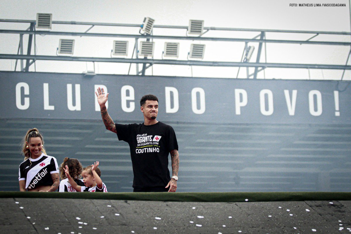 ALERTA DE FOTO ABSURDA! 💢👏📸 Coutinho está devidamente apresentado à torcida do Vasco da Gama em São Januário.