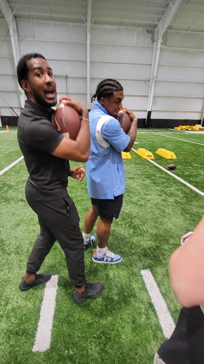 cozyinmyshell's tweet photo. You know you want to run drills with @rjharvey07 at #UCF #LadiesKnight With all that extra bulk he's put on this year you ladies are not going to want to miss this! π
https://t.co/U8umo6NRgb https://t.co/PBJtHGBMm3