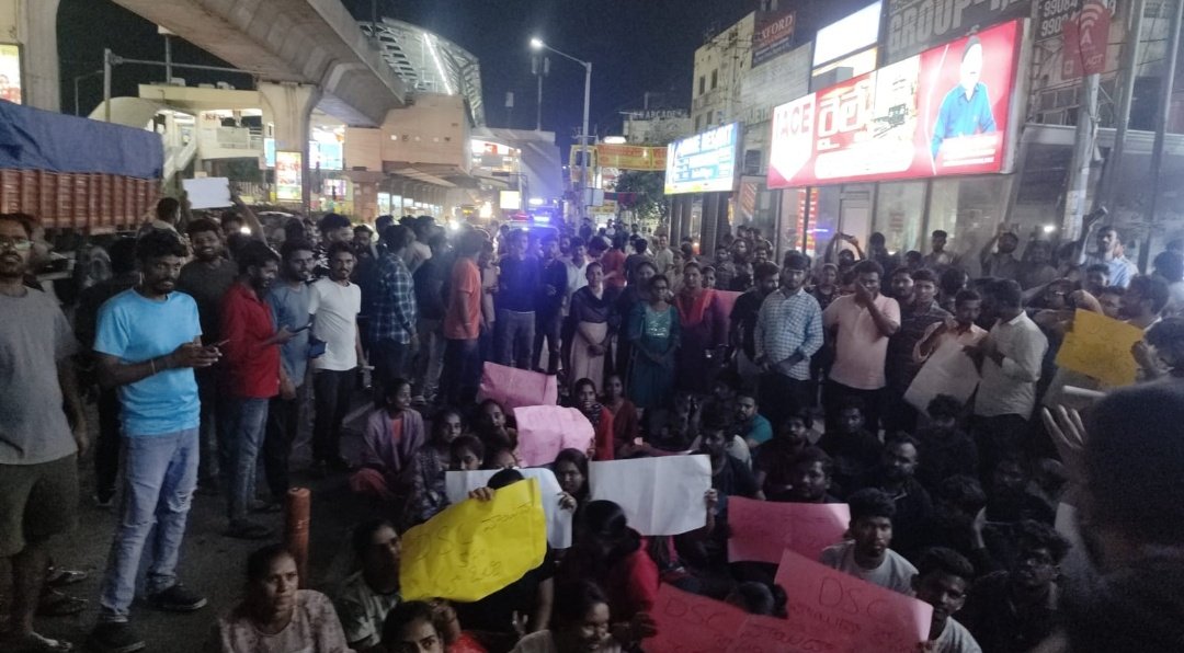 saich_aero's tweet photo. "రగిలిన నిరుద్యోగ జ్వాల"
#DSC ని వాయిదా వేసి 3 నెలల సమయం ఇవ్వాలని ఈ రోజు దిల్‌సుఖ్‌నగర్ లో భారీ ఎత్తున #DSC అభ్యర్థుల నిరసన తెలపడం జరిగింది..
#PostponeDSC #TelanganaDSC 
@revanth_anumula @Bhatti_Mallu @RahulGandhi @priyankagandhi @SONIYAGANDHl https://t.co/CBETJZxE2M
