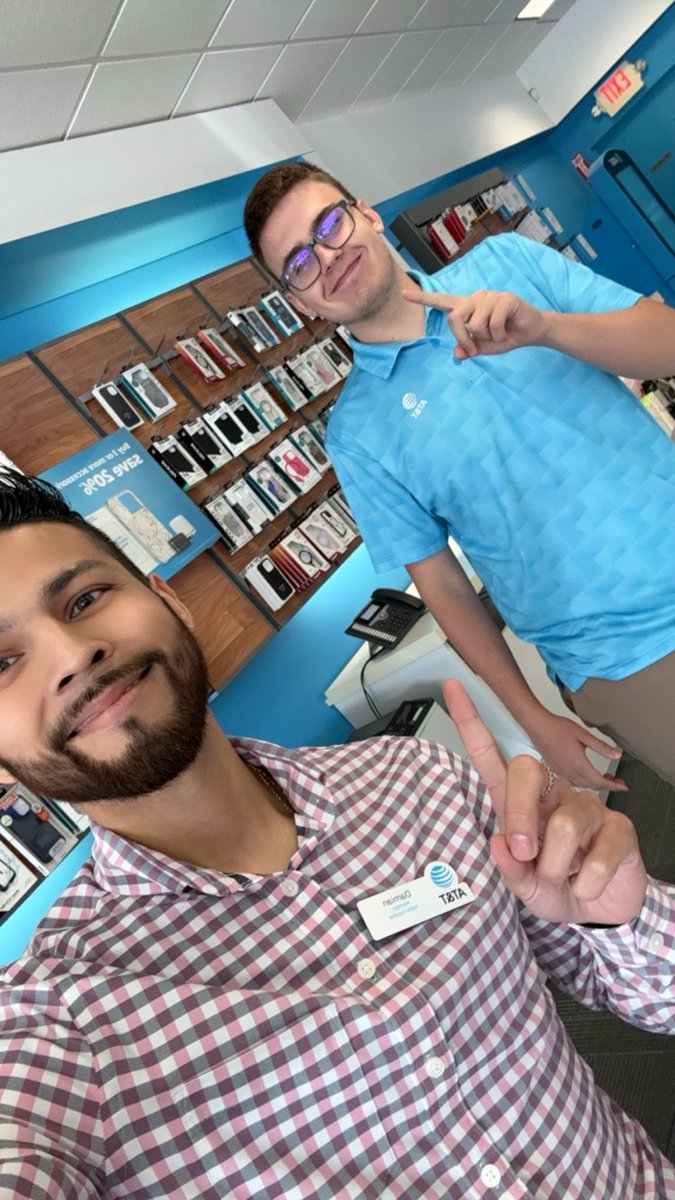 damian39w's tweet photo. Celebrating Mateusz at Mokena for his business certified ✅ achievement. Congrats Mateusz. Mokena 1st business certified expert. Many more to come.
#MokenaATT #ATT #BusinessCertified #Teamfusion #GLM https://t.co/GY7pcAXySF