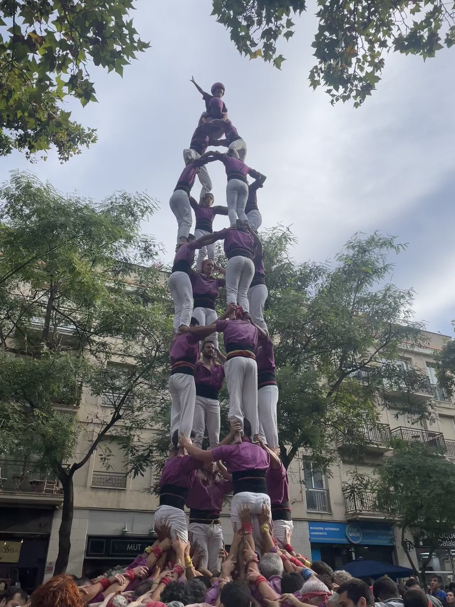 <a href="/borinots/">Castellers de Sants</a> <a href="/Cargolins/">Castellers d'Esplugues</a> A segona ronda descarreguem el quatre de vuit.

#quisembrarecull #castells