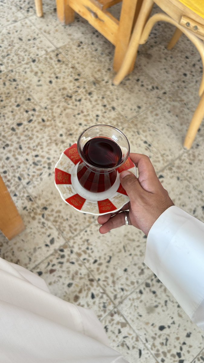 يحصل:

سرا الليل .. هيا جدد الشاي يا عدنان
زبونك و ادوّر طبّ راسي و مرغبتي

وقرّب بفضفض لك .. لو انّك عويج لسان
انا لو ما افضفض يمكن اموت من كبتي

تدور الليالي وابن هرشان .. ابن هرشان
ما عمري نشدت صدوف الايام وش جبتي؟

توكّلت بالله والله الرازق الرحمن
عساها تزين فـ كل الاشياء