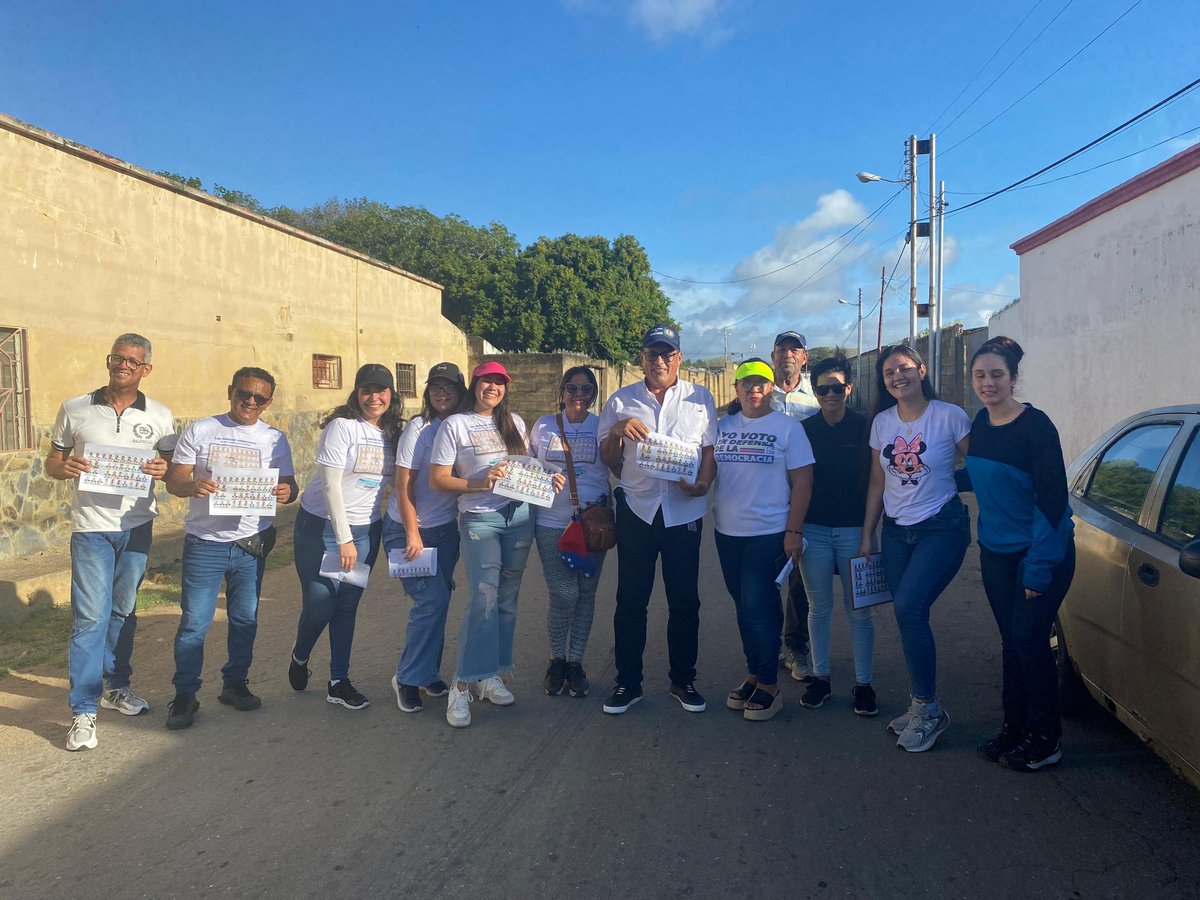 En <a href="/ADemocratica/">Acción Democrática</a> llegamos a cada casa, familia y sector de Venezuela porque juntos somos más fuertes y este #28Dejulio🗳️ <a href="/EdmundoGU/">Edmundo González</a> presidente 🇻🇪

La comunidad de Santa Rosa elige el cambio y los #ADecos continuamos trabajando por la unidad del país.

#VotaPorLaManito