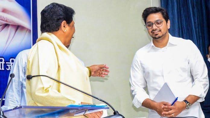 हमें गर्व है आप दोनों पर!

जब देश में शादी के नाम पर पूँजीवाद के विजय समारोह में क्या पक्ष? क्या विपक्ष सबके सब नतमस्तक हैं।जब इस तरह के आयोजन से समतामूलक समाज का सपना देखने वालों को वेदना हो रही हो।

उस दौर में में आप विचारधारा और सिद्धांतों के साथ खड़े हैं।इतिहास में सब दर्ज हो