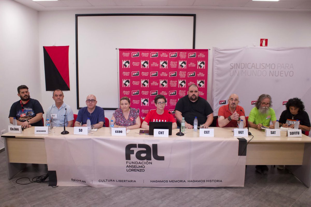 Hoy ha tenido lugar una foto difícil de creer: 15 sindicatos han arropado a las sindicalistas de <a href="/CNTsindicato/">CNT Sindicato</a> (entre ellos CCOO y UGT). Impensable durante las últimas décadas. Ójala un camino generoso donde poder unirse en lo vital entendiendo las diferencias que nos son propias