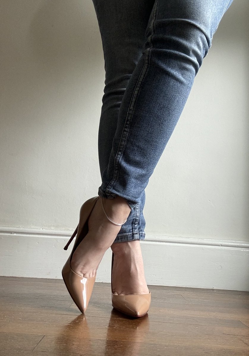 Shemakesmeweak7's tweet photo. 🤯🤯🤯

@kells077 

Pointy toes. Heels. Stilettos. Queen. Goddess. Worship. Bow. Jeans. Weak. Simp. Pig https://t.co/KkjyeqbFA0