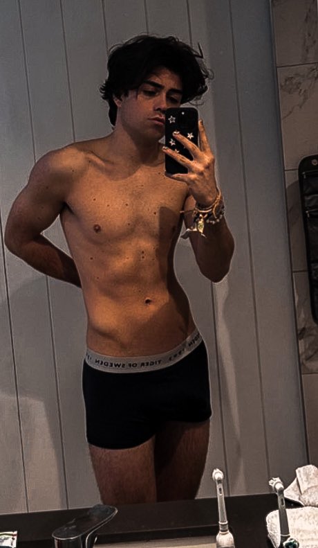 dan69cl's tweet photo. Benji Krol 👅🔥 https://t.co/HCbs8Jgtda