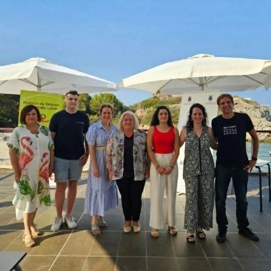Si hay que acercar la #ciberseguridad a la orilla del mar para llegar a más personas, pues se hace. Fantástica experiencia esta semana en <a href="/BeachEmprende/">BeachEmprende</a> en <a href="/Oropesa_del_mar/">#OropesadelMar</a> compartiendo escenario con <a href="/maria_aperador/">María Aperador | Criminología</a> y Mario Blanco y el toque de humor de Pablo de los Reyes.