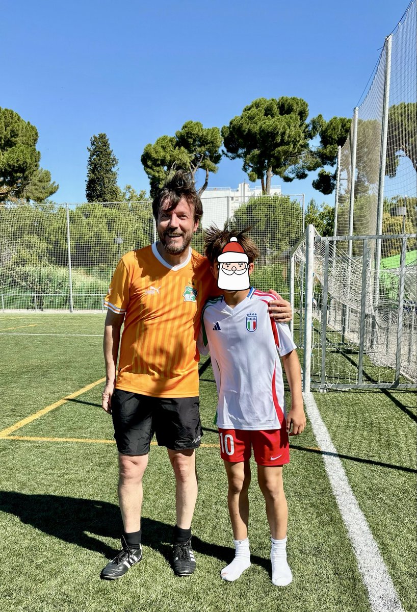 filippomricci's tweet photo. Yo de 1967, Antoine de 2012. Son 45 años de diferencia, pero esta semana hemos jugado 2 veces juntos en el #Timpik. El niño juega en Miami con unos ilustres hijos de muy famosos y es un autentico crack. Para mi era recuperar la pelota y buscarle. Puro placer ver como se perfila. https://t.co/VnTvt6iQaO