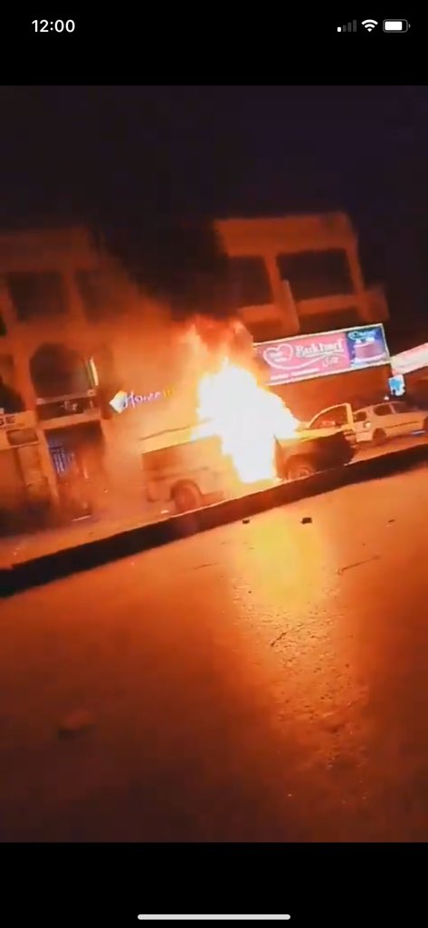 کوئٹہ میں حالات کشیدہ کرنے کیلئے پولیس کی گاڑیوں کو نامعلوم افراد نے نذرآتش کردیا۔
مظاہرین ان واقعات سے لاعلم اپنا دھرنا دیئے ہوئے ہیں۔

یاد رہے یہ ٹھکلے اچکزھی کے باپ کے سازش ہے
جَیسے اسلام آباد میں <a href="/JamalRaisani/">Nawabzada Jamal Khan Raisani</a> کے زریعے بلوچ تحریک کو کمزور کرنے کی ناکام کوشیش کئ گئی اب بھئ