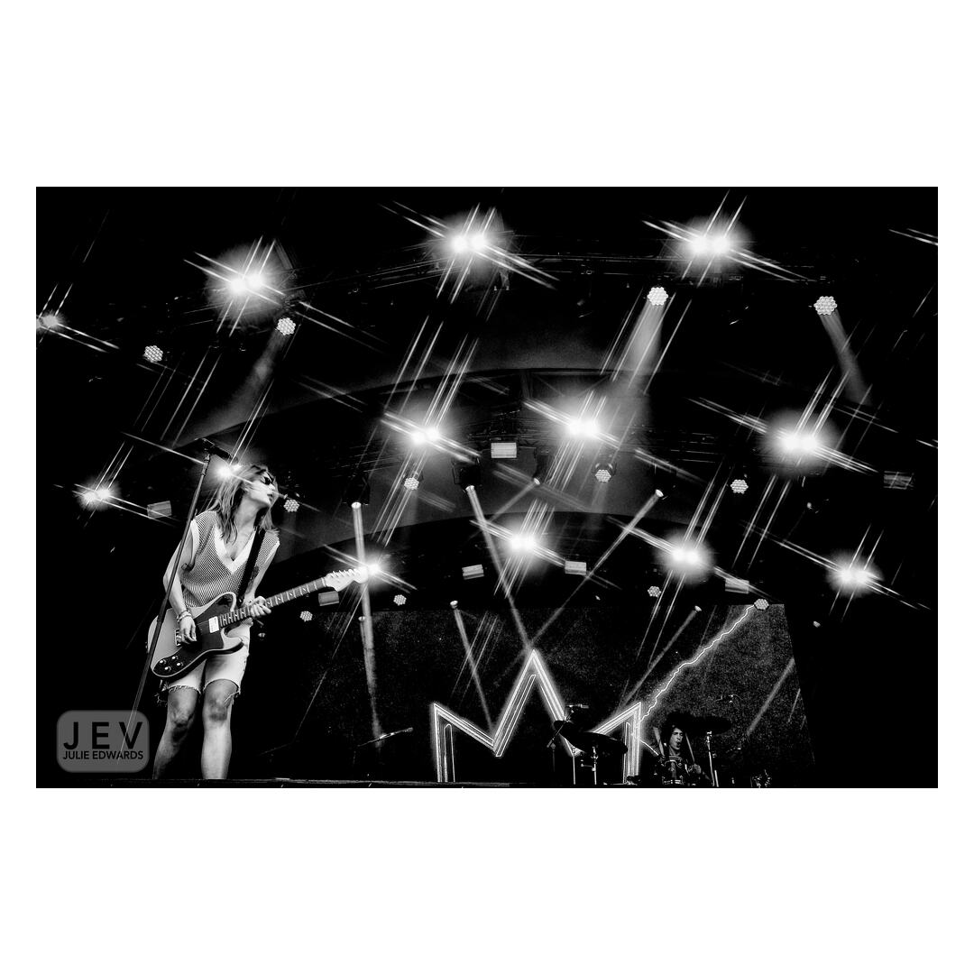 j_edwards_photo's tweet image. I know everyone was there to  see Stevie Nicks but my favourite act to  photograph at @bsthydepark on Friday was Baby Queen ( Arabella Latham ) .

Shot by Julie Edwards for @avalondotred on @fujifilm_uk at #livemusic #keepmusiclive  #redcarpet #monochrome #blackandwhite