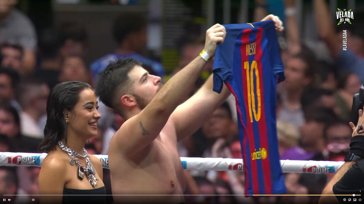 NAAAA MIRA LO QUE ACABA DE HACER LA COBRA, CIERREN EL ESTADIO

#LaVeladaDelAñoIV