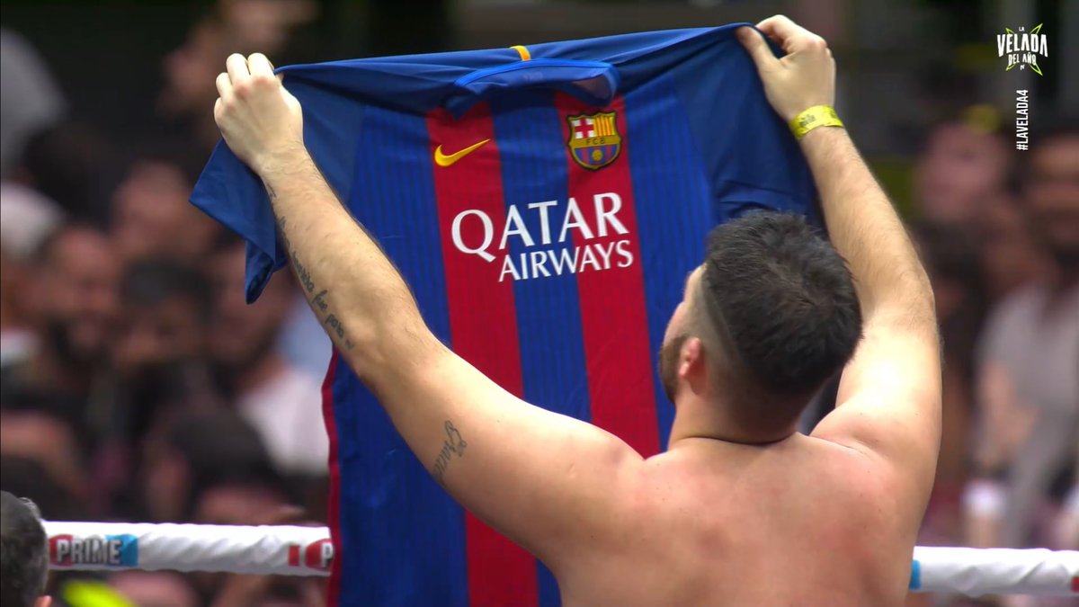 veladaviral's tweet photo. 🥊|| LACOBRA SE LA PELA

Muestra la playera de Messi ante el publico en El Santiago Bernabéu.

@lautarodeIcampo https://t.co/YQbIcyiQC2