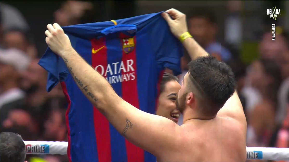 porqueTTarg's tweet photo. "Lionel Messi": 

Porque La Cobra festejó su victoria en #LaVeladaDelAñoIV  mostrando la camiseta del Barcelona de Lionel Messi. https://t.co/a7e90KzFfw