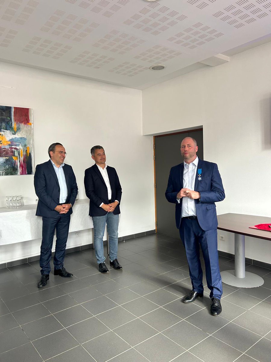lepretre_seb's tweet photo. Cet après-midi à #Premesques aux côtes de son maire @yvanhutch qui se voyait remettre les insignes de Chevalier dans l’Ordre National du Mérite par le Ministre de l’Interieur @GDarmanin accompagné de @Marie_Tonnerre marraine du récipiendaire https://t.co/IRuosT3t8H