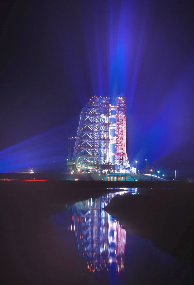 Searchlights focused on the #Apollo11 Saturn V rocket on the launchpad the night of July 14, 1969

contactlight.de 
forallmankind.de