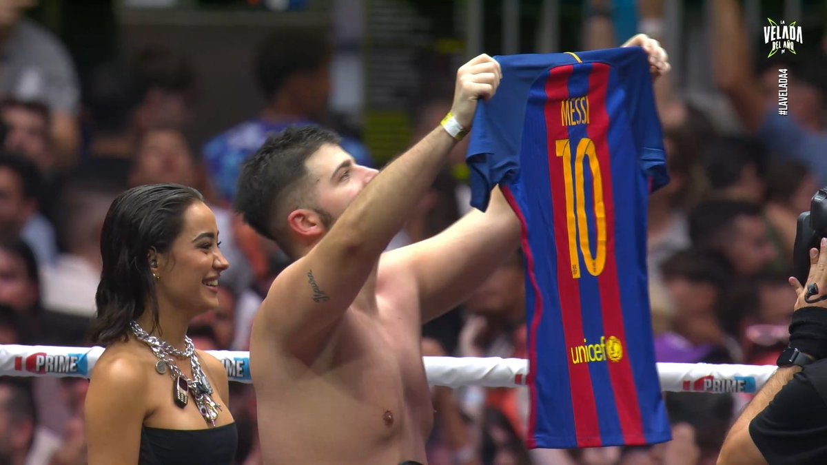 mernuel_'s tweet photo. La cobra stremea 8 horas todos los dias, va 5 dias antes a españa, gana la pelea y mea a un bernabeu entero. El mejor de los nuestros. https://t.co/ByVqOSO86n