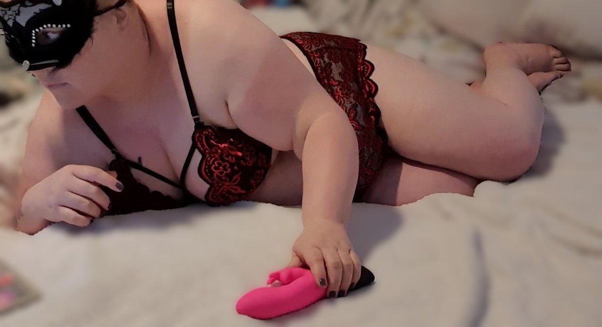 CurvesDaisy's tweet photo. Managed to get a few pics of myself whilst I was doing Cam today...will be back on later this evening in some different lingerie...I love dressing up!  It will be fab to see you there!!
https://t.co/tWmpC1ElOw
https://t.co/9LF2dTk4wa

Or DM to arrange privately https://t.co/Fm9a8kjiq4
