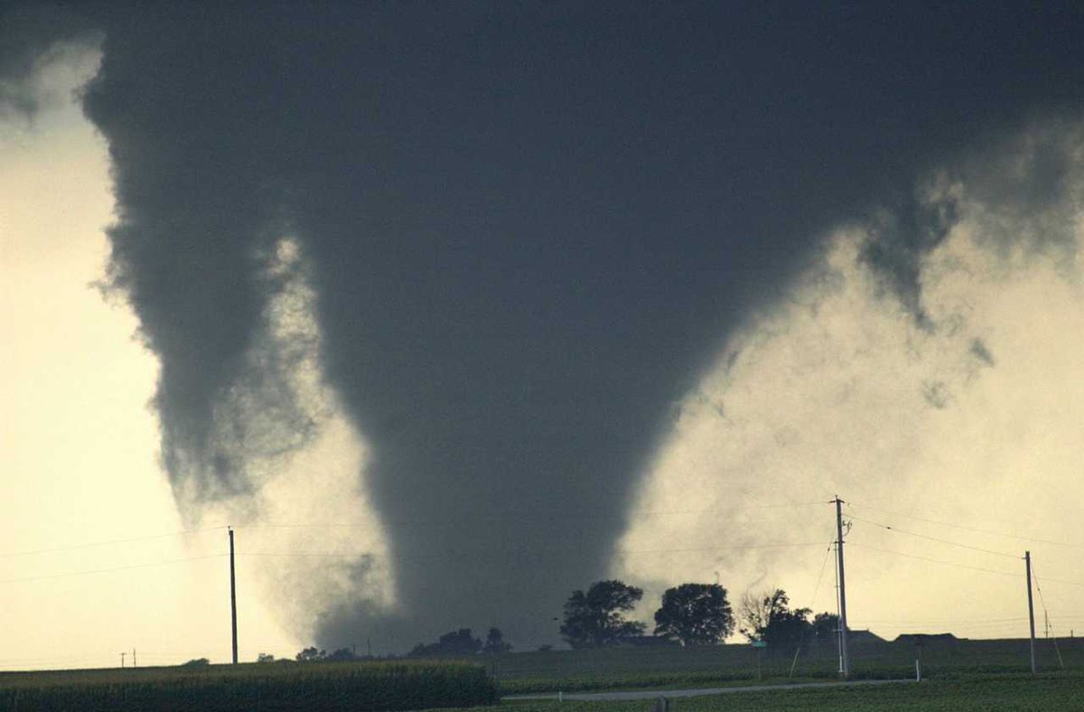 NWSLincolnIL's tweet photo. 20 years ago, an F4 strength tornado tore across Woodford County and demolished the Parsons plant west of Roanoke. Check out our new Story Map at https://t.co/2rhYqSW91w for a review. 

📷: Steve Smedley
#ILwx https://t.co/4nDMCWXzTB