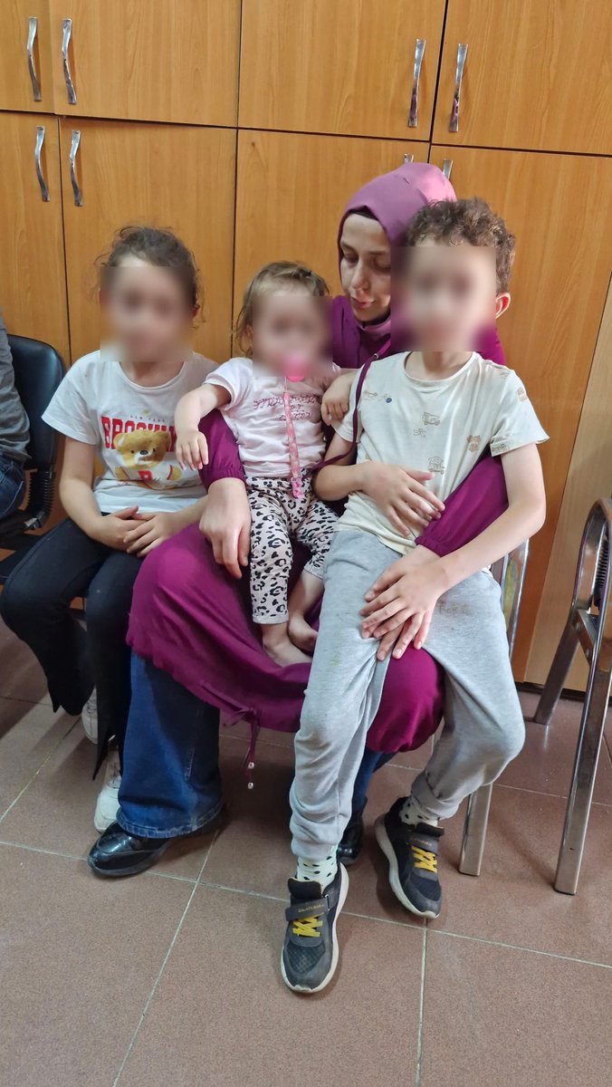 Bir bebek ve anne daha bugün hapishaneye girdi!

Mine ışıktaş,Edirne L tipinde tutuklu 
Ayliz m. 1,5 yaşında emzikli
Aliasaf 6 
Zeynep berra 7 yaşında 
Zeynep skolyoz hastalığı var 
Devamlı tedaviye ihtiyaçları var

Yargıtayca onanmış cezası yok,
Suçu,bu ülkede yaşamak istememek!