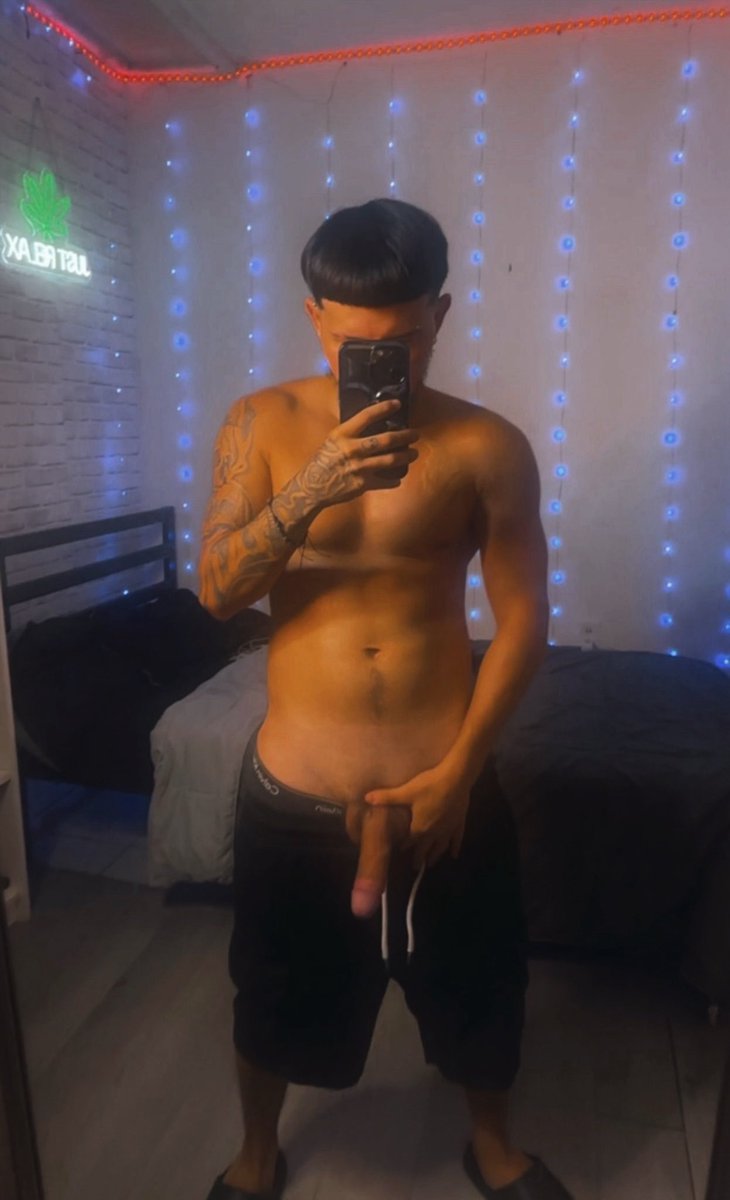 beingcarlos_'s tweet photo. Which one you choosing left or right 🫣🤪? https://t.co/YbAoqeTiZu