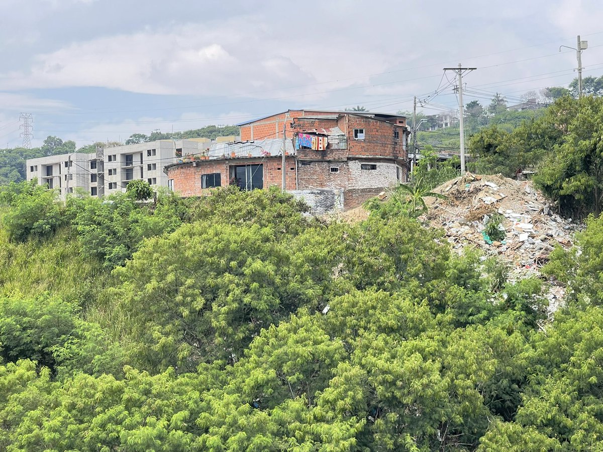 Es importante que se atienda pronto esta situación antes que sea mayor. Es en el barrio El Realengo. <a href="/dagmacali/">DAGMA</a> <a href="/alejoeder/">Alejandro Eder</a> <a href="/DiegoHau/">Diego Hau</a>