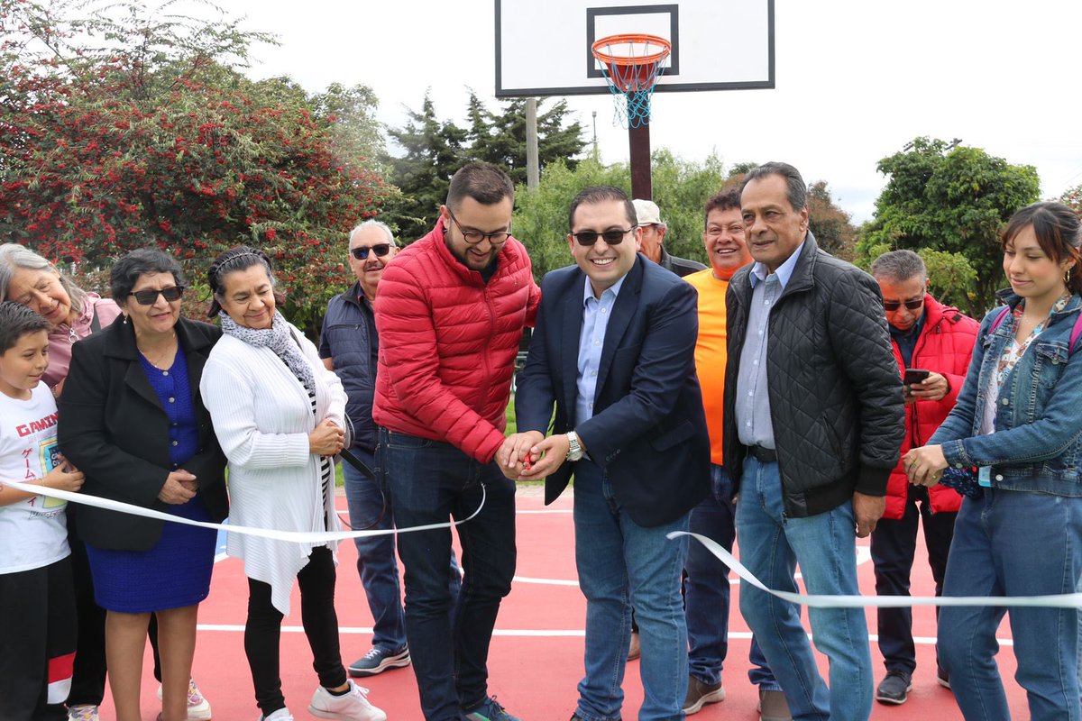 jpablobeltran's tweet photo. Inauguramos dos canchas más en @PuenteAranda_ Deporte, Núñez, Familia. ❤️💪 #LoPrometimosLoCumplimos @GobiernoBTA @CarlosFGalan https://t.co/EfxBFdb6R5