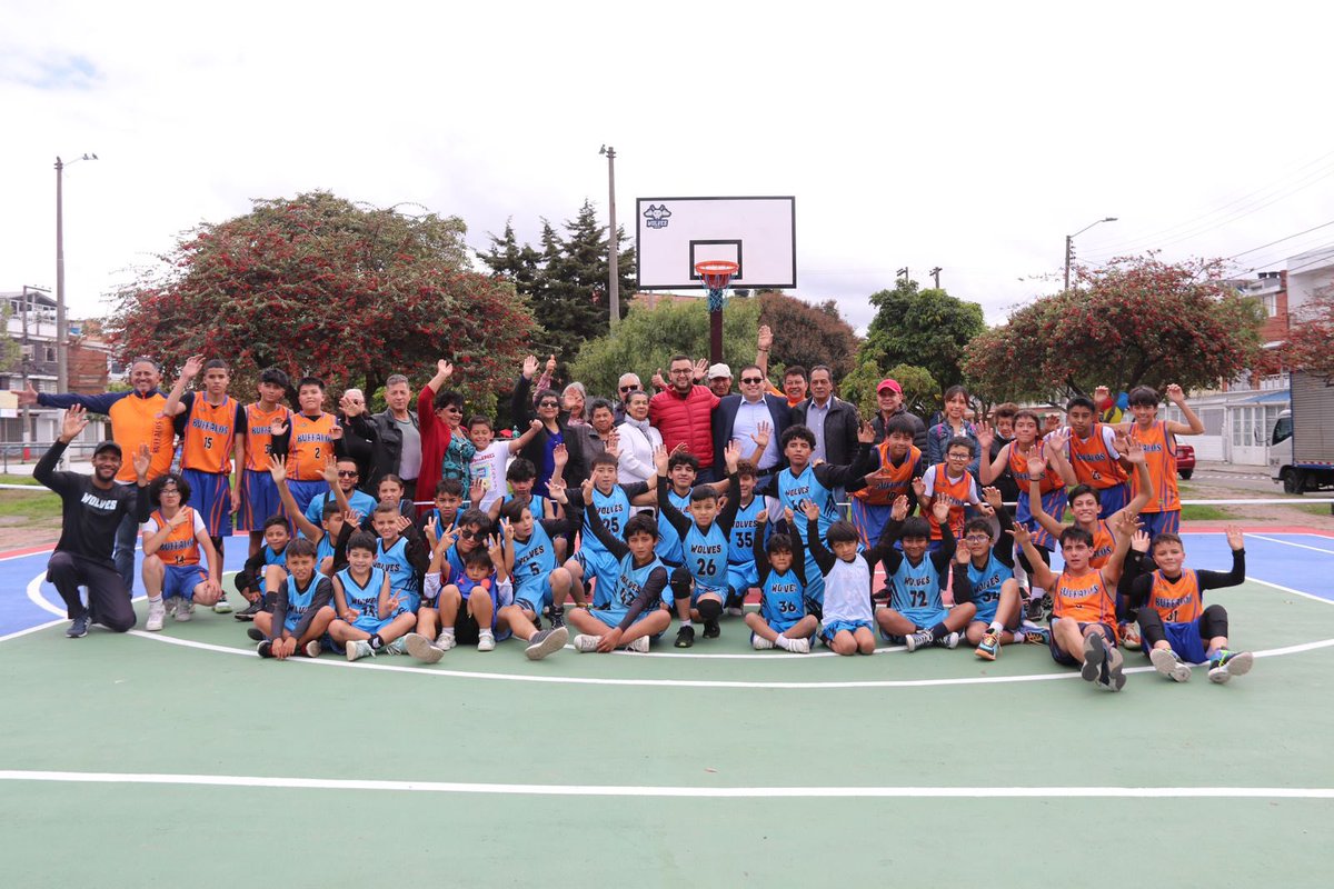 jpablobeltran's tweet photo. Inauguramos dos canchas más en @PuenteAranda_ Deporte, Núñez, Familia. ❤️💪 #LoPrometimosLoCumplimos @GobiernoBTA @CarlosFGalan https://t.co/EfxBFdb6R5