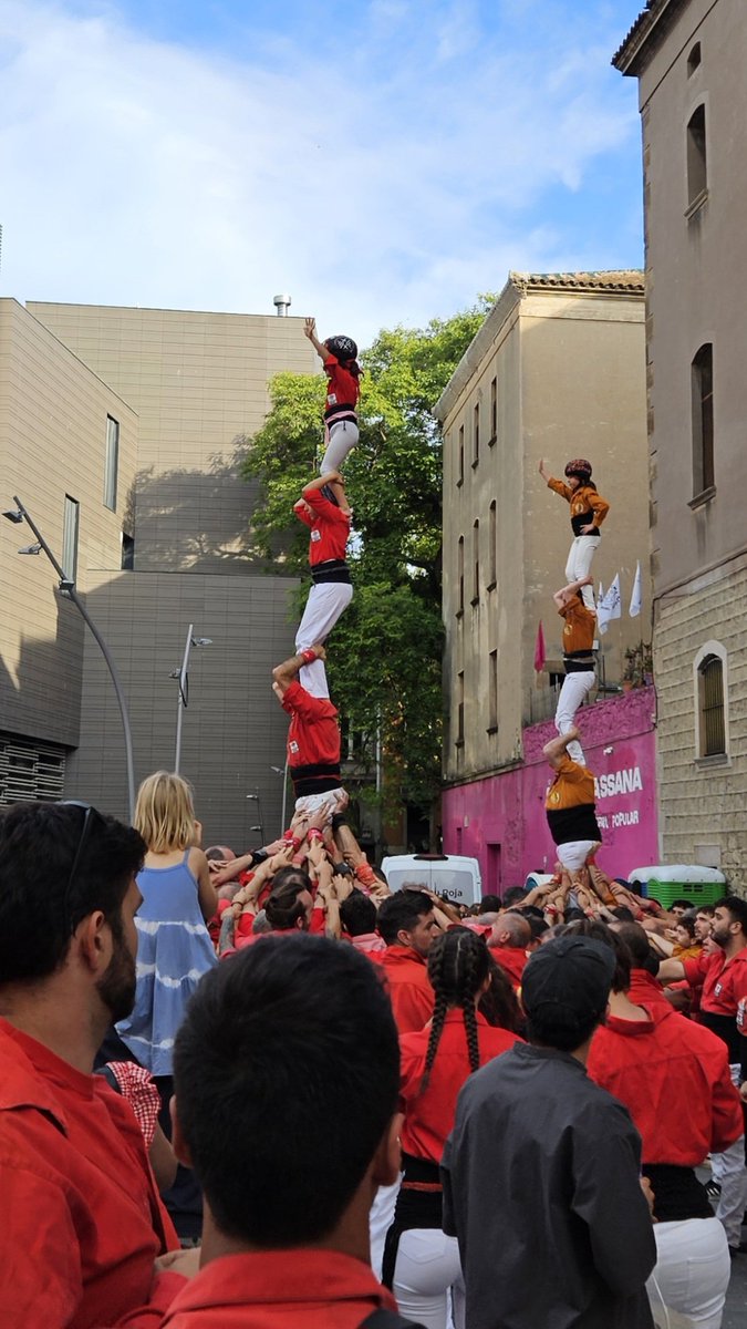 CdBCN's tweet photo. Comencem la diada de la #FMRaval fent un pilar de dol en record al Xavi 'Baca' dels @Minyons que ens ha deixat aquesta setmana. Molts ànims a tota la colla malva en aquests moments. #castells https://t.co/PAFXD150ti