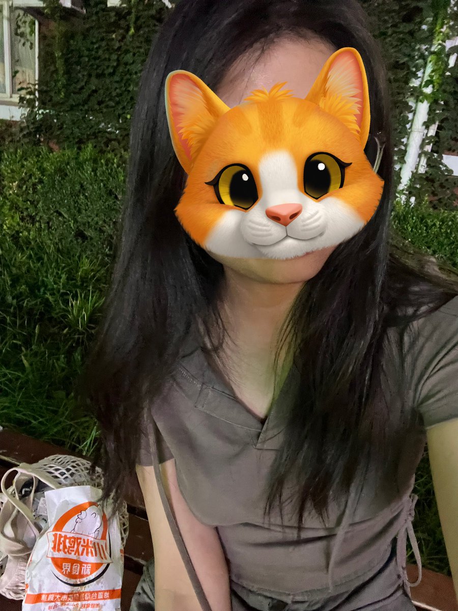 preloading0624's tweet image. 睡到晚上7:30才起床，之后去吃了小米鸡排。今天无锻炼。自己一个人呆着很chill