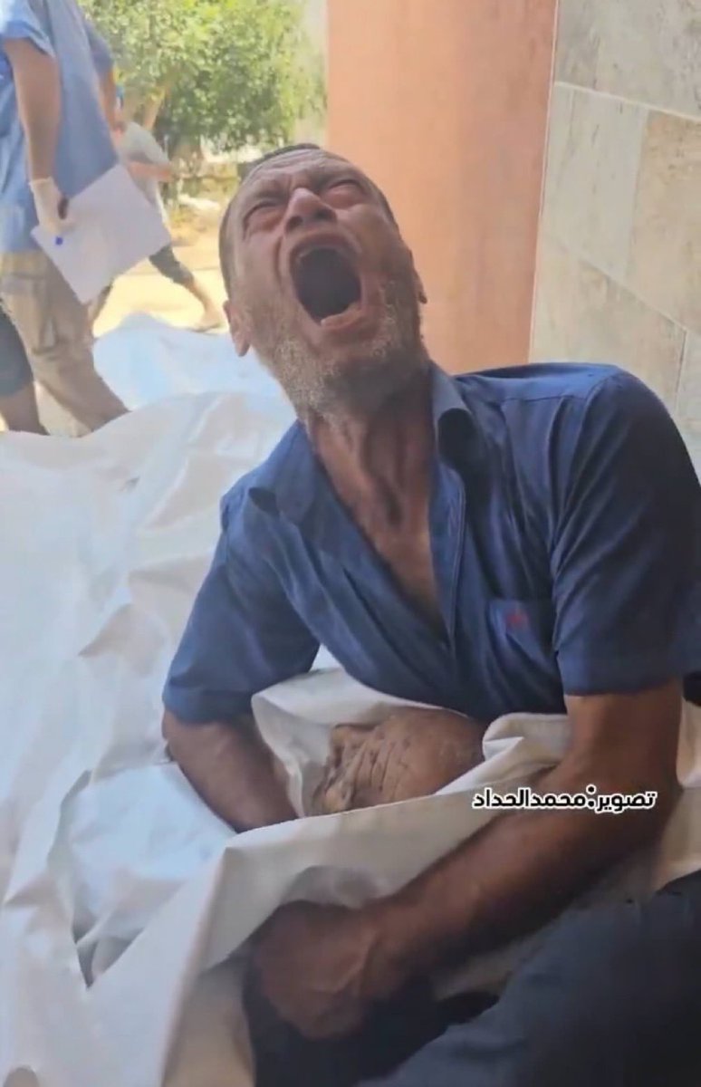 amanialrasbi's tweet image. جثتِ الدّموعُ على رفاةِ شهيدها
تبكي وتُمطرُ يا زمانُ عويلا
.
نرجوكَ يا اللهُ هذا صوتُنا
من خلفِ ساحاتِ المدى مسلولا
.
تبكي السّماءُ وترتدي الحزن الذي
قد خرّ منتحبًا كأنْ سجيلا !
.
ما بالُ روحٍ للضَّمائِرِ مَيتةٌ
ما حرَّكَت فيها الخُطُوبُ فَتِيلا
.
أينَ العروبةُ من قضيّةِ أُمَّةٍ…