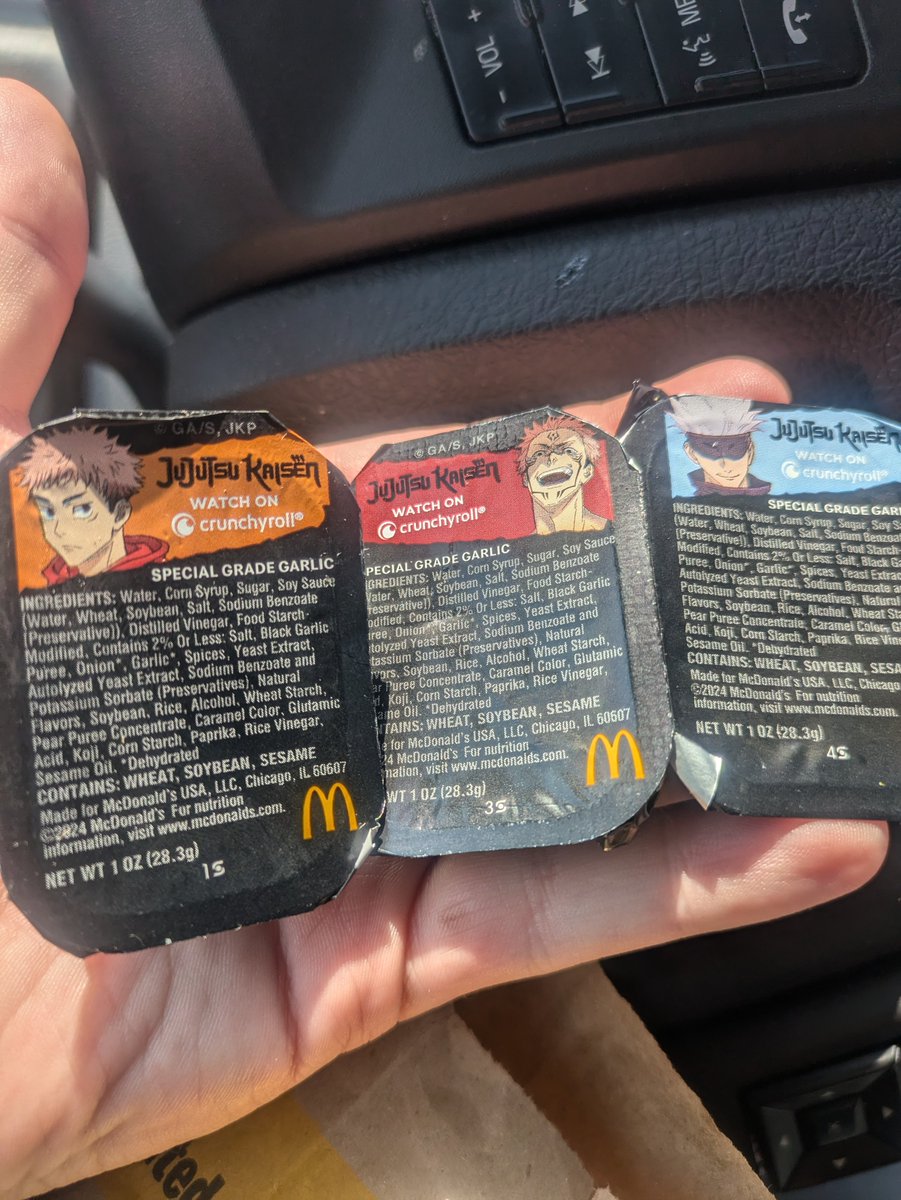 Ketsuekiryu's tweet photo. @PurpleGalaxi @McDonalds @Jujutsu_Kaisen_ Just got 3 today and I live in a very small town with a McDonald's. Weird. https://t.co/UyNhWqJh9Y