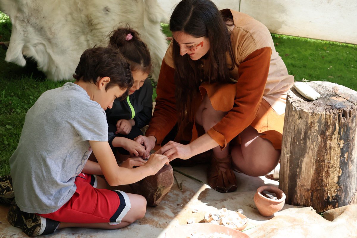 Samara_Parc's tweet photo. 🦣 Retour en images sur quelques moments de cette première journée d'évènement à @Samara_Parc ! On vous attend nombreux demain de 10h à 18h30 ! 

➡️ Programme complet de l'évènement "Artisans de la Préhistoire" et billetterie en ligne : https://t.co/jozciLvsaJ 

#sommepatrimoine https://t.co/A14bmJMTK6