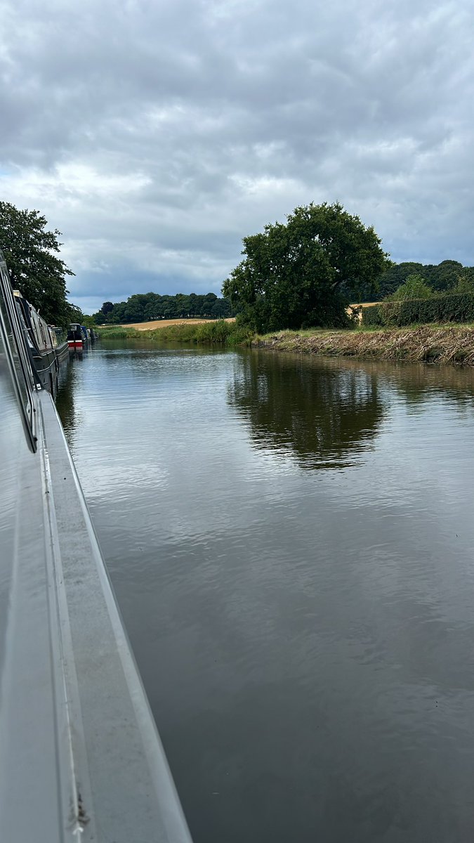 theoldbloke's tweet photo. Today’s jaunt was 18 miles, 1 lock, 3 tunnels, and an elsan stop. And it took all bloody day. Now swigging Nero d’Avola as payment on this amazing canal
#firstcutisthedeepest https://t.co/VwVrRkHGcE