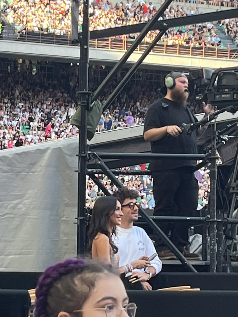 zahraxpoll's tweet photo. #MilanTSTheErasTour C’È CHARLES FOTTUTO LECLERC AIUTO STO ESPLODENDO AVER VISTO SIA LUI CHE TAYLOR IN UN GIORNO https://t.co/itzzHBg6Mw