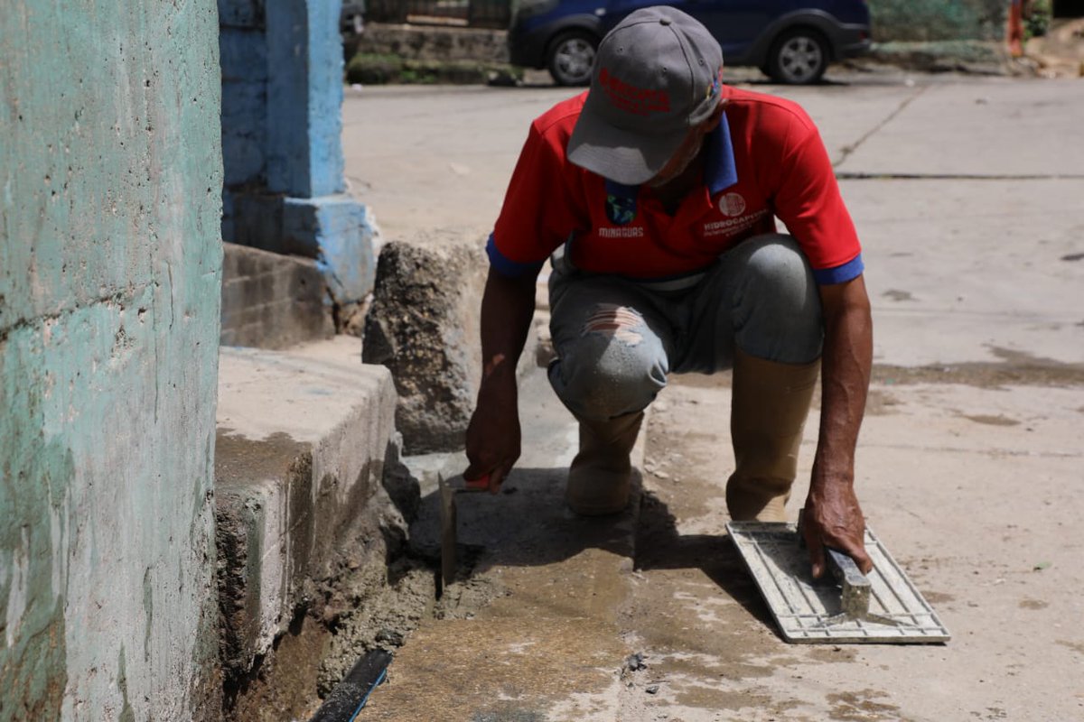 minaguasoficial's tweet photo. 🔵Noticias | Gobierno Bolivariano activa servicio de agua en el sector 12 de Octubre de El Valle para el beneficio de 1.432 habitantes 💦

Leer más en nuestra web ⬇️⬇️
https://t.co/6hOa4MV65I https://t.co/riwCiJTVRA