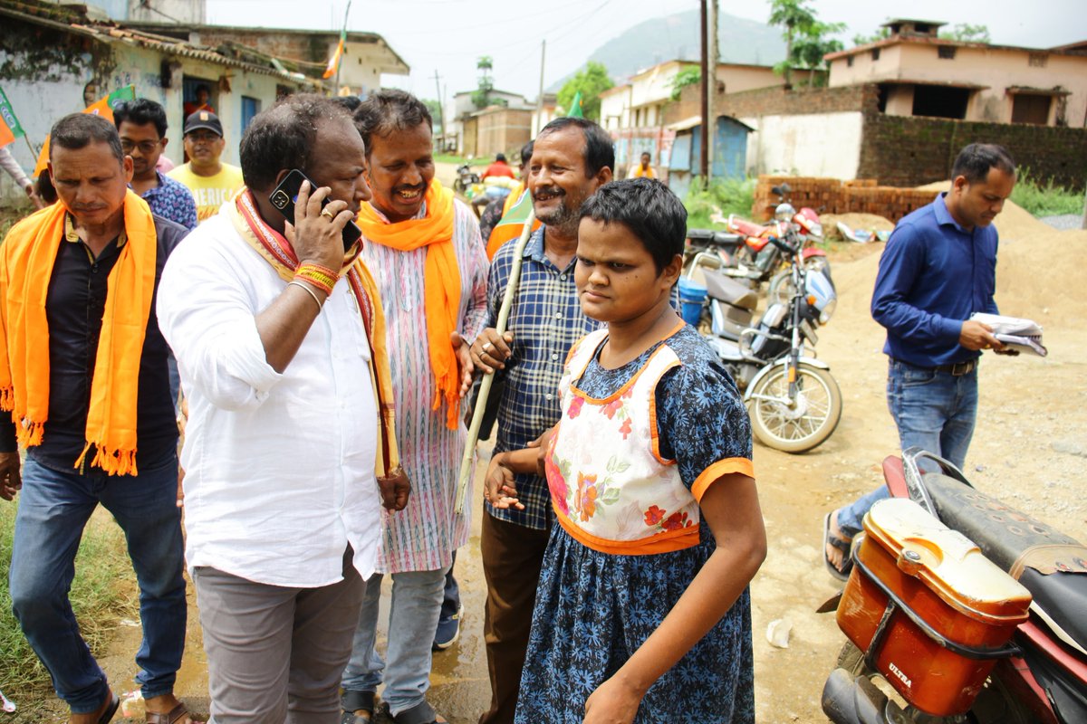 NiharMahanand's tweet photo. ଯାହାବି ସମସ୍ୟା ରହିଛି, ନିଶ୍ଚିତ ଭାବରେ ମୁଁ ସମାଧାନର ପନ୍ଥା ଆପଣେଇବାକୁ କଥା ଦେଇଛି ।
#attabiraconstituency #niharranjanmahanand #mlaattabira #bjp #odisha #attabira #bjpindia #bjpodisha #communitysupport #gratitude #bjp #publicservice #problemsolving #developmentpromise https://t.co/aFGvCjTBXc