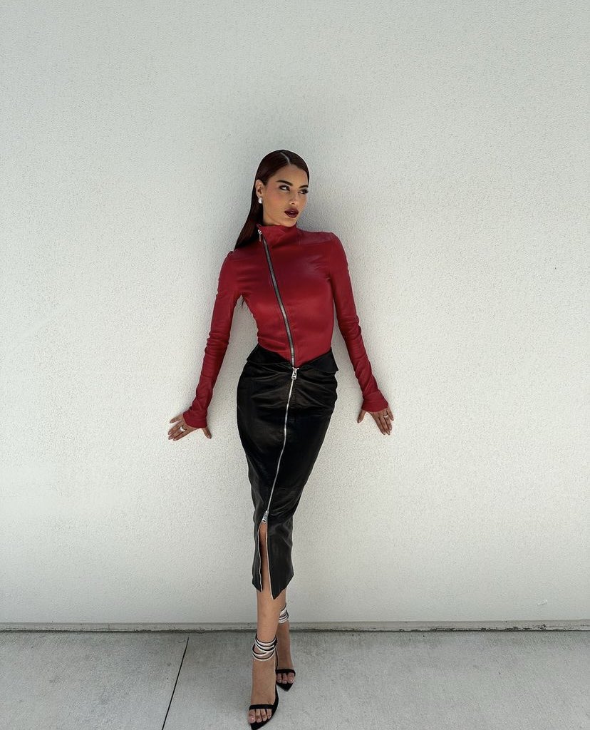 SamAmbar27's tweet photo. Mucha Calor en Miami 🔥💅🏻
Diosa beba ❤️😍
#TeamTierra 
#TeamAriadna https://t.co/48T5hVRFpg