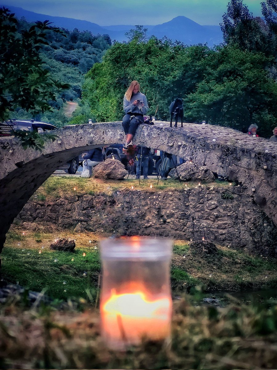 asensio_juanjo's tweet photo. Hay dos maneras de difundir la luz: ser la vela o el espejo que la refleja. https://t.co/J1t2KpWVZl