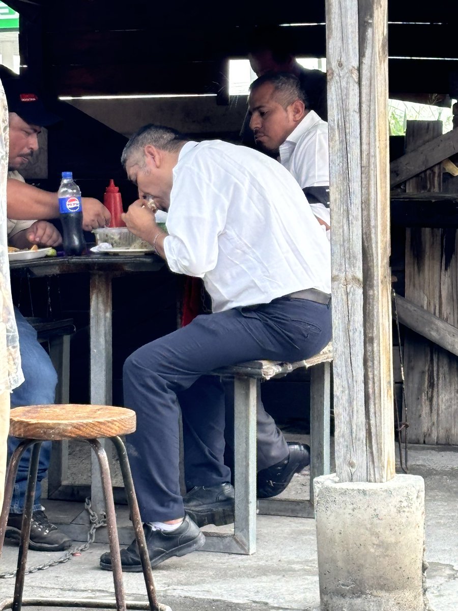 Peddrin_GR's tweet photo. @GEB_uniendo_mex estamos parados por mas de media hora por que el chofer de la unidad 10235 esta almorzando y estamos saliendo de Monterrey Nuevo León https://t.co/ANhEmKUVgI