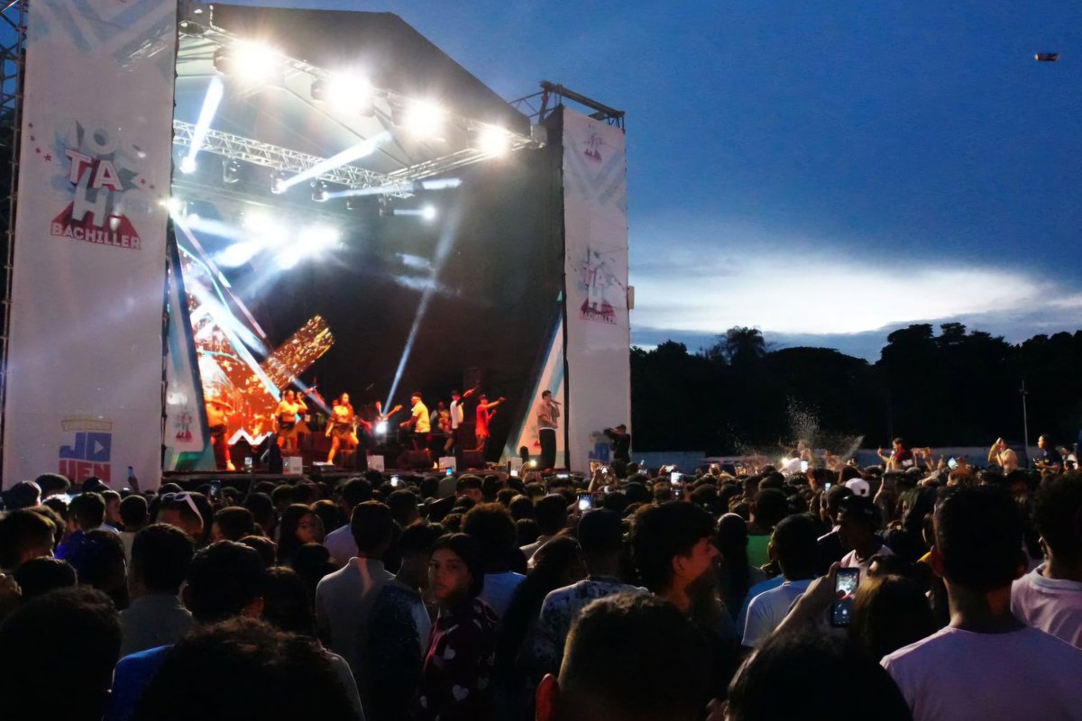 _LaAvanzadora's tweet photo. !Qué alegría ver a nuestra muchachada de #Barinas felices! 

Solo en Revolución, la recreación, la felicidad y la diversión es para todos y todas. ¡Que siga! el "Mostacho Fest Bachiller 2024 llevando buena música por toda Venezuela.

@NicolasMaduro 
@MPPEDUCACION https://t.co/qItv9NeUzz