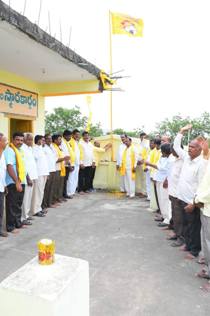 TDP_TG's tweet photo. మునుగోడు:
ఈరోజు చౌటుప్పల్ మండలంలోని టీడీపీ  వివిధ గ్రామాల కార్యవర్గాలు, చౌటుప్పల్ మున్సిపల్ కమిటీ, అనుబంధ సంఘాల  అధ్యక్షులు, మండల కమిటీలను జాతీయ తెలుగుదేశం పార్టీ అధికార ప్రతినిధి నన్నూరి నర్సిరెడ్డి గారి చేతుల మీదుగా నియామక పత్రాలను అందజేశారు. https://t.co/MB2KkH2poe