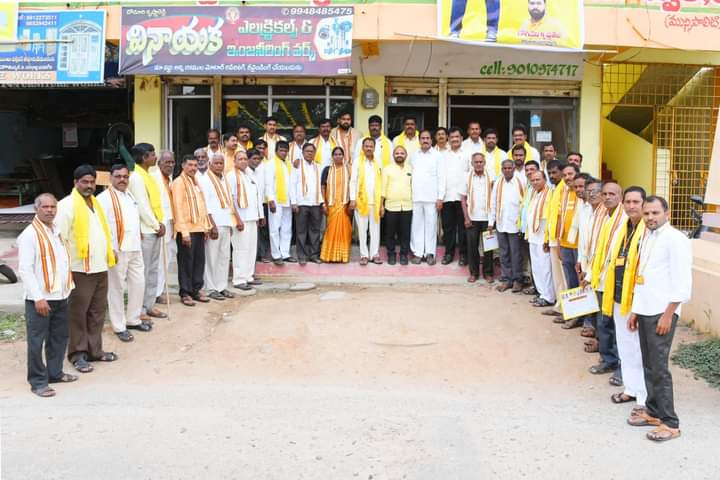 TDP_TG's tweet photo. మునుగోడు:
ఈరోజు చౌటుప్పల్ మండలంలోని టీడీపీ  వివిధ గ్రామాల కార్యవర్గాలు, చౌటుప్పల్ మున్సిపల్ కమిటీ, అనుబంధ సంఘాల  అధ్యక్షులు, మండల కమిటీలను జాతీయ తెలుగుదేశం పార్టీ అధికార ప్రతినిధి నన్నూరి నర్సిరెడ్డి గారి చేతుల మీదుగా నియామక పత్రాలను అందజేశారు. https://t.co/MB2KkH2poe