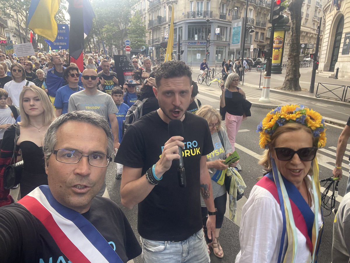 Fr_Bechieau's tweet photo. Du monde à #Paris en hommage aux athlètes ukrainiens tués par la #Russie de #Poutine ! Non à la présence des athlètes russes aux #JOParis2024 ! Aidons le peuple ukrainien à gagner cette guerre ! #StandWithUkraine #ArmUkraineNow #RussiaIsATerroristState @union_ukr_fr @afpfr 🇺🇦🇫🇷🇺🇦 https://t.co/sLd1S0cvj6
