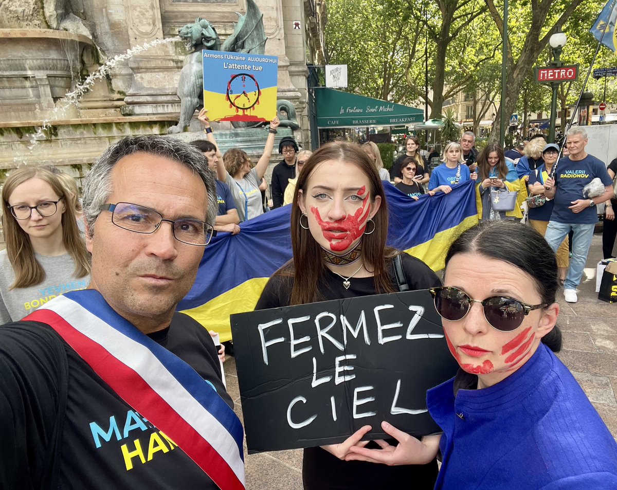 Fr_Bechieau's tweet photo. Du monde à #Paris en hommage aux athlètes ukrainiens tués par la #Russie de #Poutine ! Non à la présence des athlètes russes aux #JOParis2024 ! Aidons le peuple ukrainien à gagner cette guerre ! #StandWithUkraine #ArmUkraineNow #RussiaIsATerroristState @union_ukr_fr @afpfr 🇺🇦🇫🇷🇺🇦 https://t.co/sLd1S0cvj6