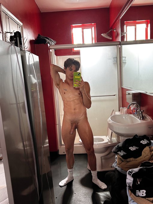 2 pic. Show me your cocks. 🤭 https://t.co/nfMi5RG0Dp