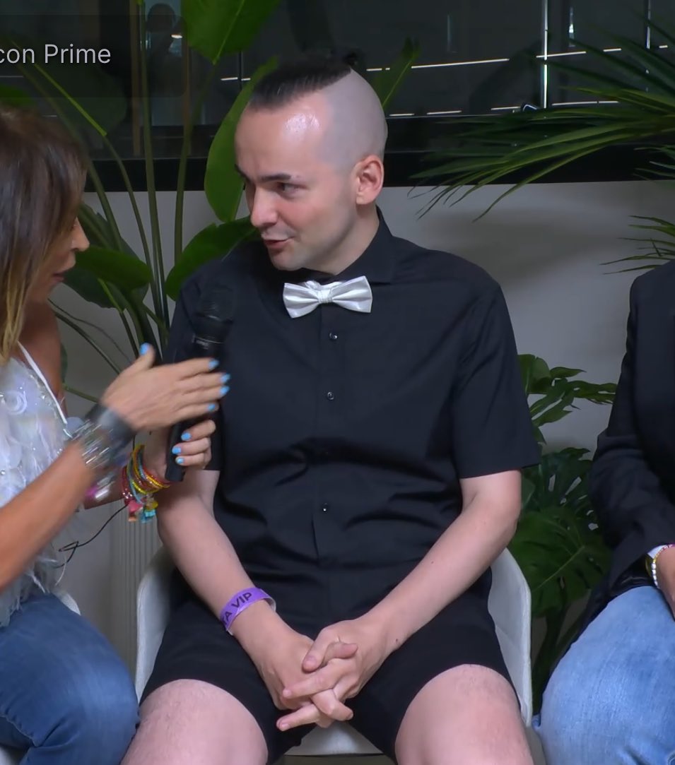 Xokas va vestido como lo haría Nobita en un funeral