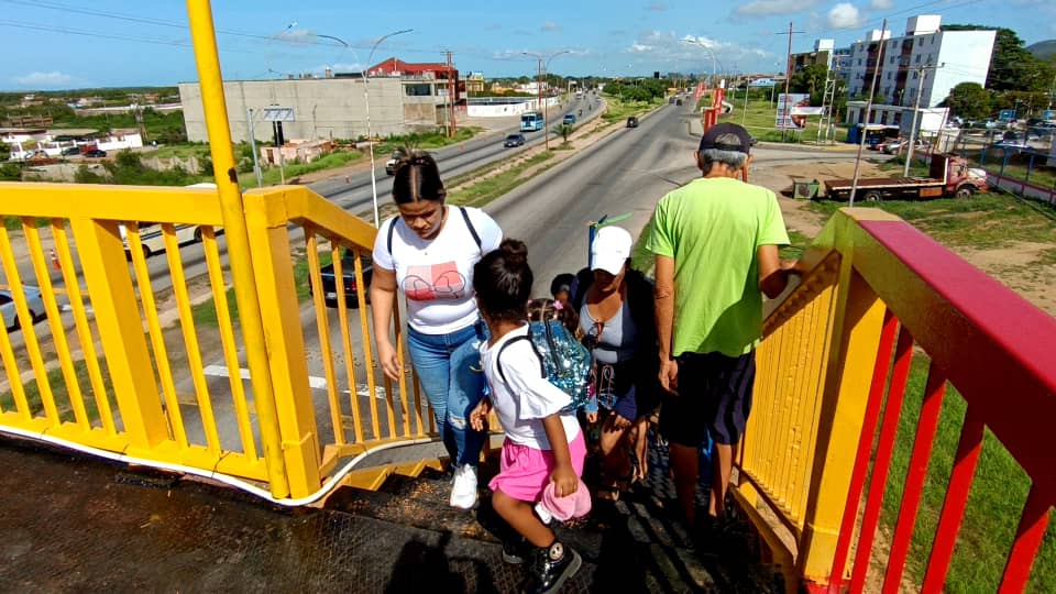 #13Jul|| Reinauguración de la pasarela de Villa Rosa. Habitantes acompañaron al alcalde Cruz Lairet, agradeciendo al Presidente <a href="/NicolasMaduro/">Nicolás Maduro</a> por la rehabilitación y embellecimiento de este lugar que brinda seguridad a los transeúntes y conductores del tramo de la Av. JBA